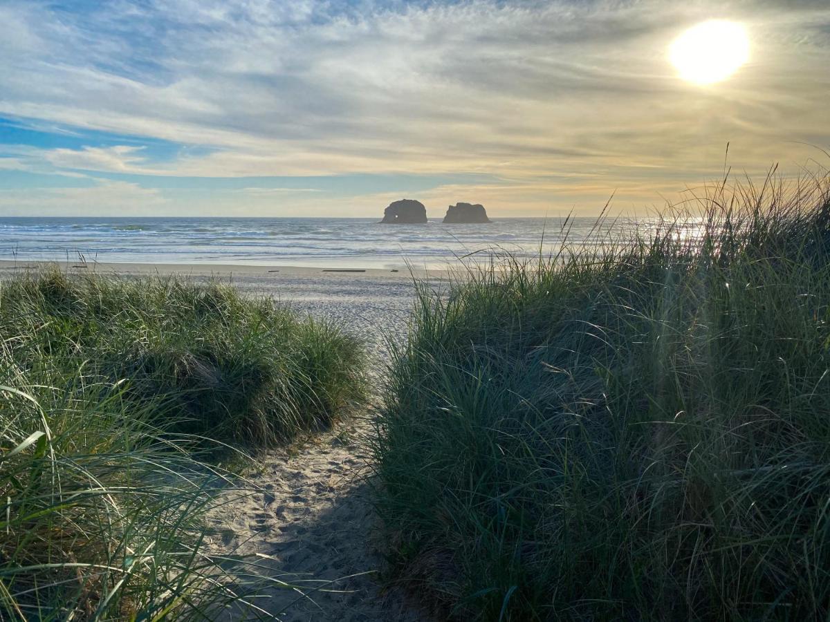 Rockaway Beach Vibes,Waterfront Oceanfront Rockaway Beach House Near Downtown,Wifi, Washer Dryer Екстериор снимка